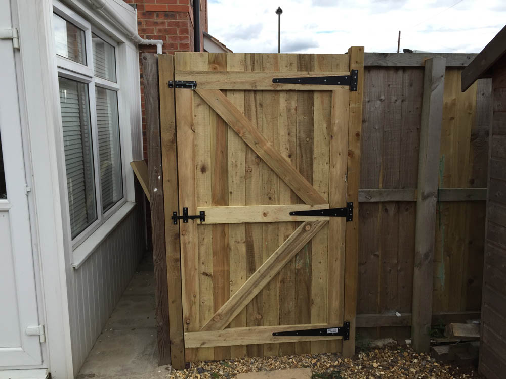 Fencing Worksop / Joiners Worksop - UPVC Plastic and Wooden Fencing - Free Quotes and Guarantees